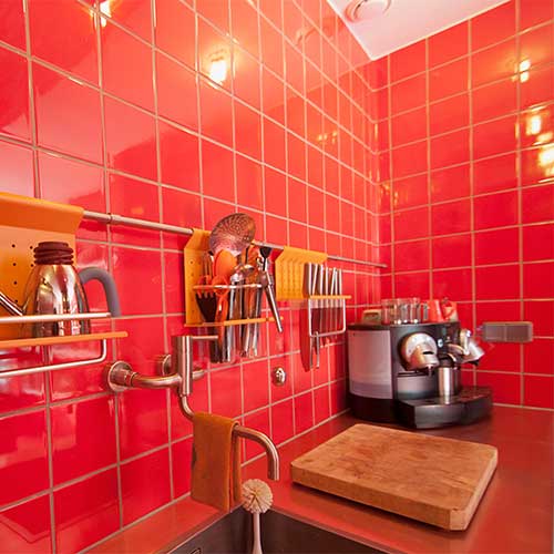 Rode tegels in een kitchen